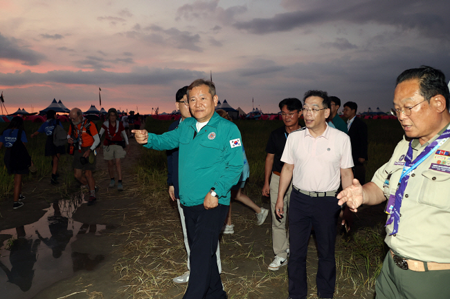 이상민 행정안전부 장관이 3일 전북 부안 ‘2023 새만금 제25회 세계스카우트잼버리’ 야영지 내 시설 등을 점검하고 있다. 행정안전부 제공