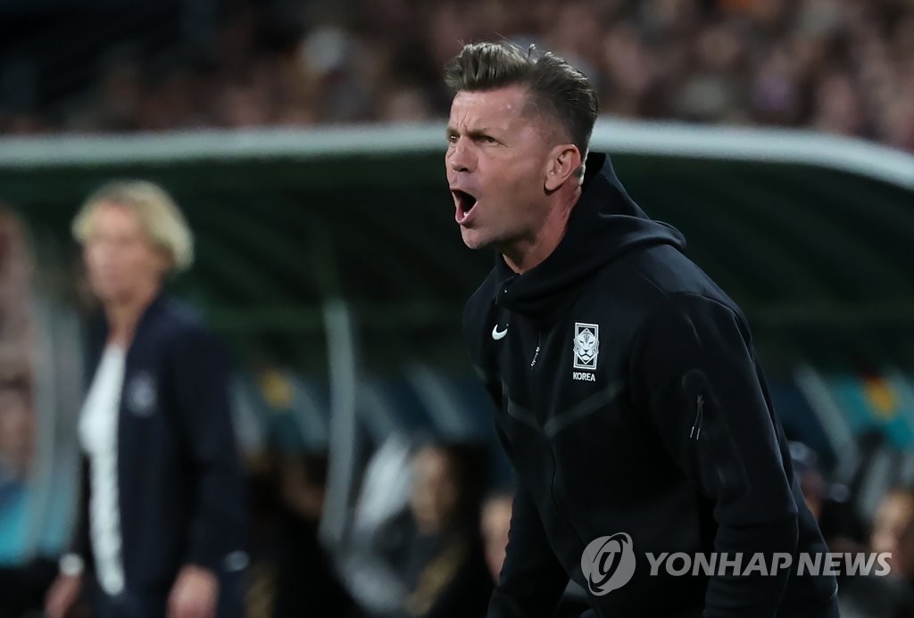(브리즈번=연합뉴스) 3일 오후(한국시간) 호주 퀸즐랜드주의 브리즈번 스타디움에서 열린 2023 국제축구연맹(FIFA) 호주·뉴질랜드 여자월드컵 H조 3차전 한국 대 독일 경기.콜린 벨 한국 여자 축구대표팀 감독이 지시를 하고 있다. 2023.8.3