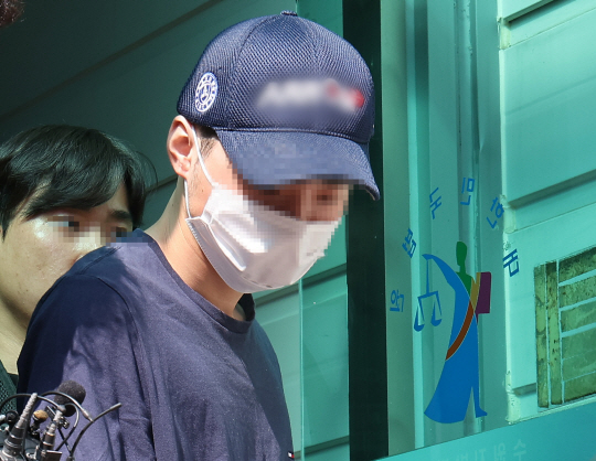 14명의 부상자가 발생한 ‘분당 서현동 흉기 난동’ 사건 피의자 최모 씨가 5일 오후 수원지방법원 성남지원에서 구속 전 피의자 심문(영장실질심사)을 마치고 나오고 있다. 연합뉴스