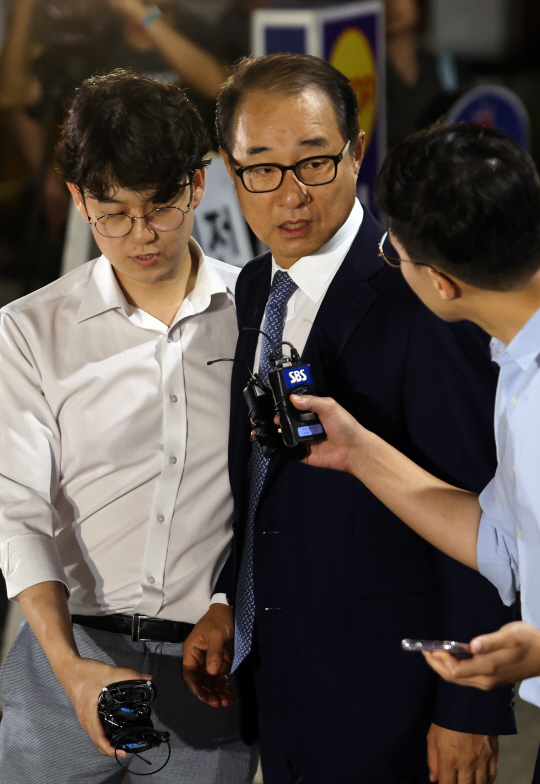 더불어민주당 ‘전당대회 돈봉투 의혹’의 핵심 피의자인 무소속 이성만 의원이 4일 구속영장이 기각돼 경기도 의왕 서울구치소에서 나오고 있다. 연합뉴스