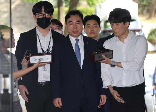 더불어민주당 ‘전당대회 돈봉투 의혹’의 핵심 피의자인 무소속 윤관석 의원이 4일 구속 전 피의자 심문(영장실질심사)을 받기 위해 서울 서초구 중앙지방법원으로 출석하고 있다. 연합뉴스