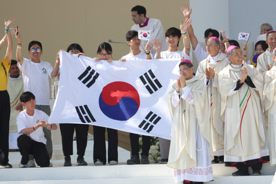 6일(현지시간) 포르투갈 리스본 테주 공원에서 열린 세계청년축제 폐막 미사에서 차기 대회 개최지로 서울이 발표되자 참가자들과 성직자들이 기쁨을 나누고 있다. AFP 연합뉴스