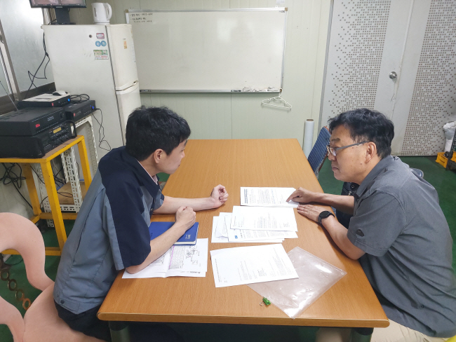 김용태(오른쪽) 코트라 수출전문위원이 지난달 21일 경남 양산시 ㈜한솔테크를 방문해 호주 시장진출을 위한 전략수립 컨설팅을 하고 있다.  코트라 제공