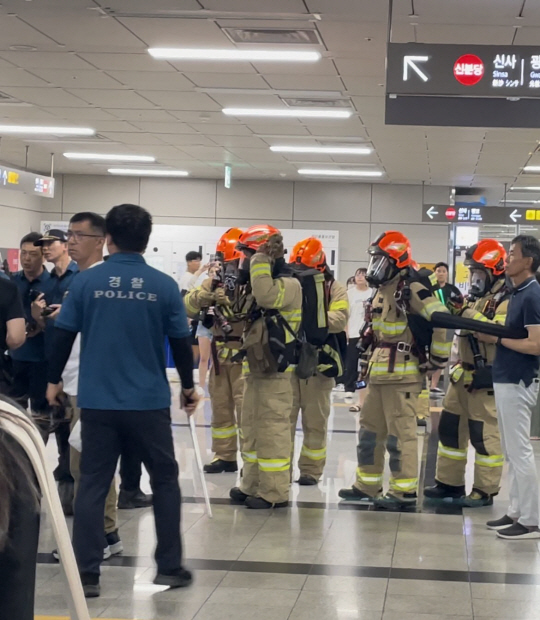 6일 서울 강남구 역삼동 신논현역에서 가스테러와 난동범 오인 신고가 들어와 승객들이 대피하는 소동이 벌어졌다. 온라인 커뮤니티 캡처
