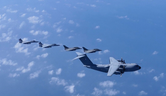 7월 26일 진행된 일본·프랑스 전투기 합동훈련. AFP 연합뉴스 자료사진(일본 항공자위대 제공)
