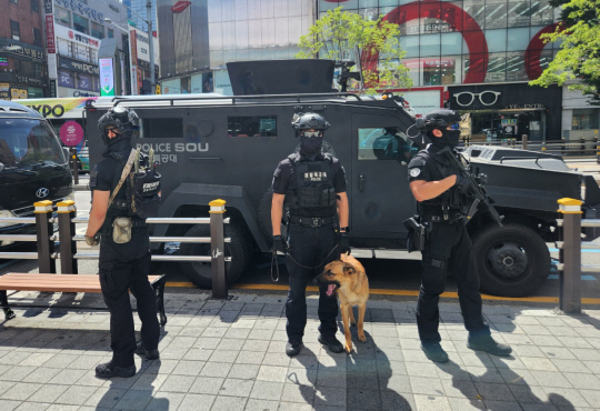 부산 경찰특공대가 테러 등에 대비 순찰을 강화하고 있다. 부산경찰청 제공