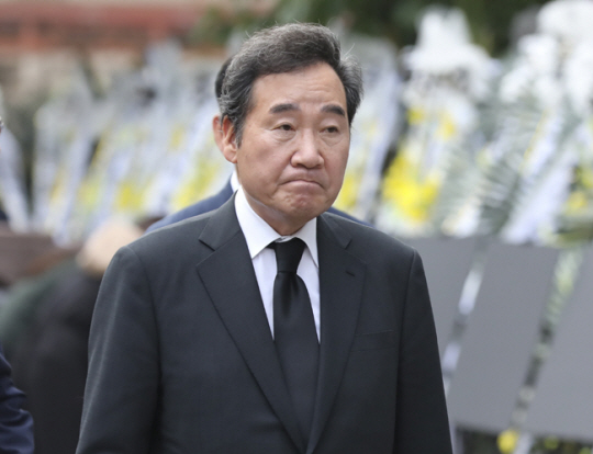 이낙연 전 국무총리가 지난달 21일 오후 서울 서초구 강남서초교육지원청에 마련된 서이초등학교 교사의 분향소를 방문하고 있다. 뉴시스