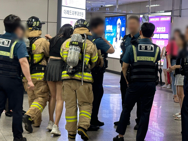 지난 6일 서울 강남구 신논현역에 가스 테러와 열차 난동범 오인 신고가 들어와 승객들이 대피하고 경찰이 출동하는 소동이 벌어졌다. 사진은 소방대원들이 대피 과정에서 찰과상을 입은 환자를 이동시키는 모습. 연합뉴스