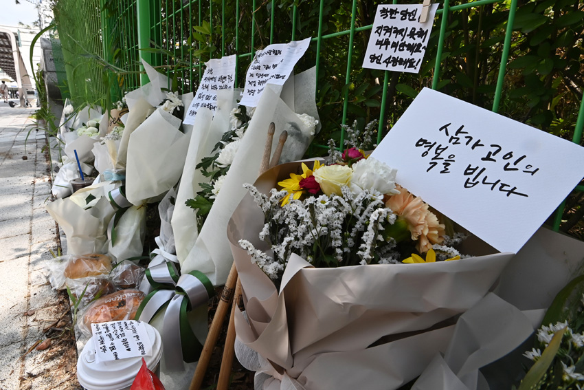 7일 오전 경기 성남시 분당구 서현역 인근 사건현장에 ‘서현역 흉기 난동’ 피해자를 추모하는 추모글과 꽃다발이 놓여있다. 뉴시스