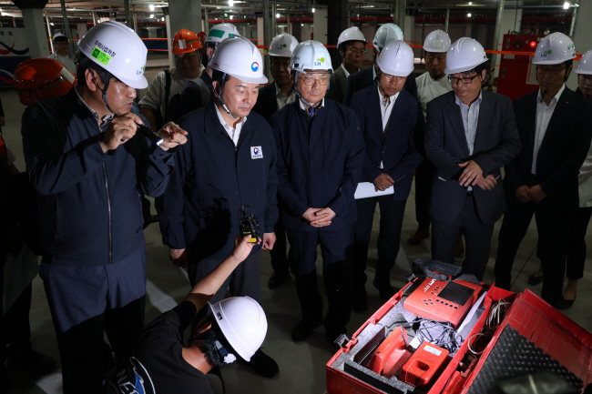 원희룡(왼쪽 두 번째) 국토교통부 장관이 지난 6일 경기 양주시 덕계동 양주회천 A15 아파트 주차장을 찾아 보강공사 상황을 살펴보며 철근 탐지 장비에 관한 설명을 듣고 있다.  연합뉴스