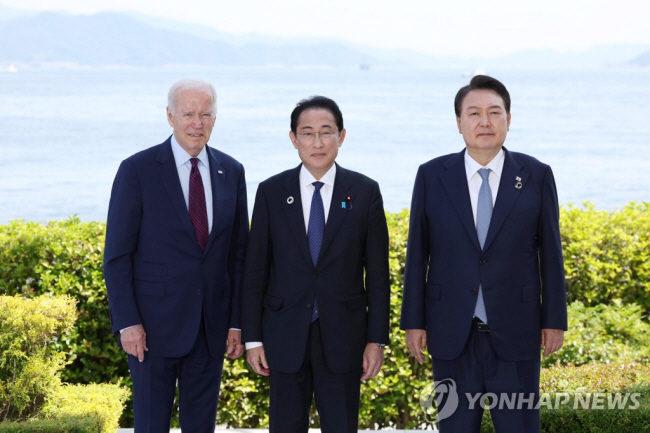 윤석열(오른쪽부터) 대통령과 기시다 후미오 일본 총리, 조 바이든 미국 대통령이 지난 5월 21일 일본 히로시마에서 열린 주요 7개국(G7) 정상회의에서 만나 기념사진을 찍고 있다. 연합뉴스