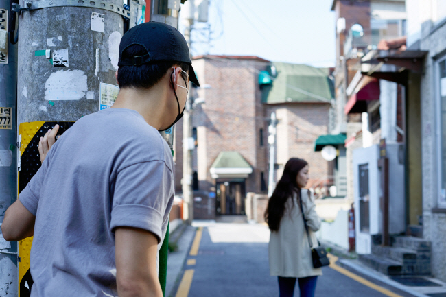 스토킹 범죄 처벌을 강화하는 법률이 지난 7월 시행됐다. 개정 법률은 스토킹 범죄에 대한 반의사불벌 조항 폐지 등을 골자로 하고 있다.  게티이미지뱅크