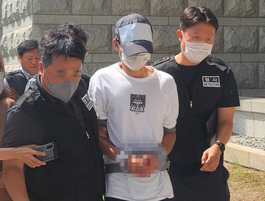 4일 대전의 한 고등학교에서 교사를 흉기로 찌른 20대 남성 A씨가 영장실질심사를 받기위해 법원에 출석하고 있다. A씨는 조현병과 우울증을 앓았지만 제대로 치료를 하지 않은 것으로 조사됐다. 연합뉴스
