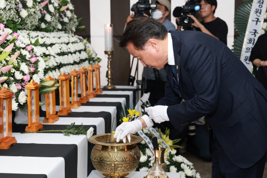 김영환 충북지사가 충북 청주시 흥덕구 궁평2지하차도 참사 사망자 합동분향소에서 조문하고 있다. 충북도청 제공