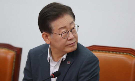 이재명 더불어민주당 대표가 7일 오전 서울 여의도 국회에서 열린 최고위원회에서 잼버리 문제와 관련한 영상을 시청하고 있다. 뉴시스