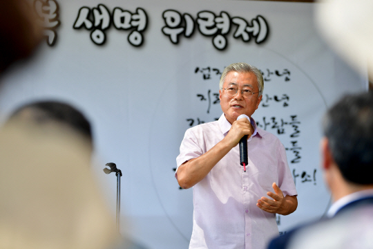 문재인 전 대통령이 8일 오전 전남 구례군 양정마을에서 열린 ‘섬진강 수해 극복 3주년 생명 위령제’에 참석해 인삿말을 하고 있다. 뉴시스