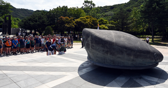 8일 오전 경기도 파주시 설마리 영국군 추모공원을 방문한 영국 스카우트 대원들이 추모비에 헌화하고 있다.  박윤슬 기자