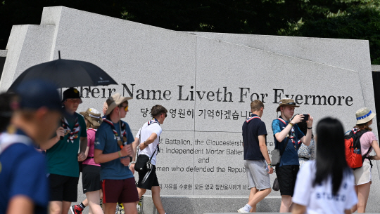 8일 오전 경기도 파주시 설마리 영국군 추모공원을 방문한 영국 스카우트 대원들이 공원을 둘러보고 있다.  박윤슬 기자