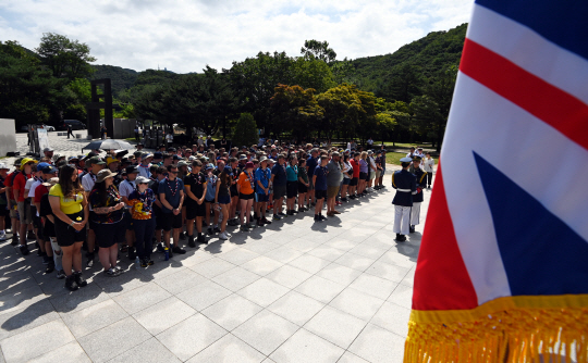 8일 오전 경기도 파주시 설마리 영국군 추모공원을 방문한 영국 스카우트 대원들이 추모비에 헌화 후 묵념하고 있다.  박윤슬 기자