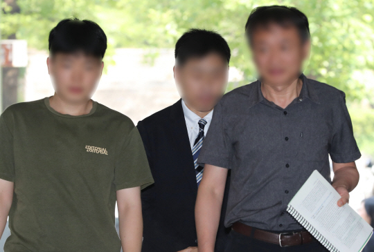 김성훈(가운데) 백광산업 전 대표가 지난 7월 20일 서울 서초구 서울중앙지법에서 열린 구속영장 실질심사에 출석하고 있다. 연합뉴스