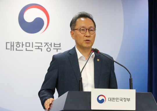 박민수 보건복지부 2차관이 8일 오후 서울 종로구 정부서울청사에서 제3기 병상수급 기본시책을 발표하고 있다. 뉴시스 제공