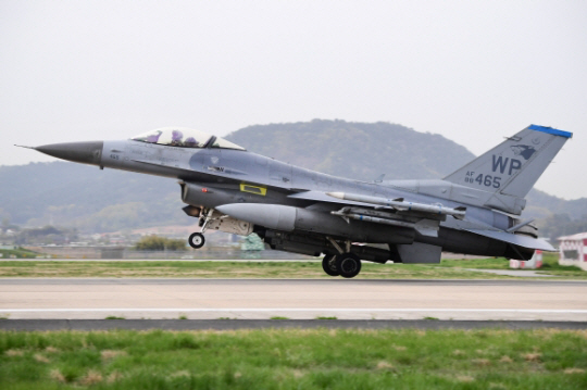 광주 제1전투비행단 활주로에  착륙하는 미군 F16 전투기.  공군 제공