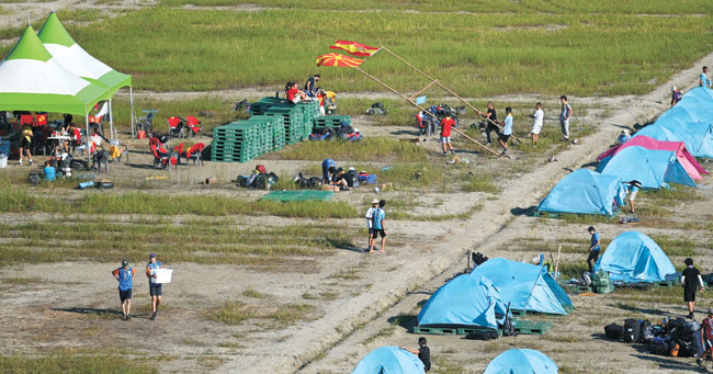 8일 오전 전북 부안군 ‘2023 새만금 세계스카우트 잼버리’ 야영장에서 스페인 참가자들이 철수를 위해 자국 국기를 철거하고 있다.  백동현 기자