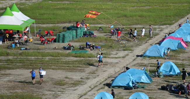 8일 오전 전북 부안군 ‘2023 새만금 세계스카우트 잼버리’ 야영장에서 스페인 참가자들이 철수를 위해 자국 국기를 철거하고 있다.  백동현 기자