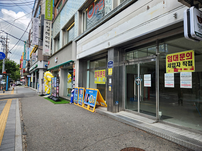 경기 악화로 서울 등 수도권 상권에서 비어 있는 상가가 늘어나는 가운데 최근 칼부림 사건이 벌어진 서울 관악구 신림역 앞 거리가 7일 오후 한산한 모습을 보이고 있다. 박지웅 기자