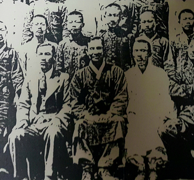 해방 직후 설립한 춘산고등공민학교(춘산중 전신) 졸업식에서 당시 교장으로 기념 촬영을 한 할아버지(박정환·앞줄 가운데).