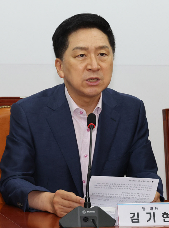 김기현 국민의힘 대표가 10일 서울 여의도 국회에서 열린 최고위원 회의에서 발언하고 있다. 연합뉴스