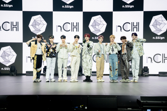 보이그룹 엔싸인(n.SSign). 왼쪽부터 에디, 준혁, 로빈, 카즈타, 한준, 성윤, 희원, 도하, 로렌스. nCH 엔터테인먼트 제공