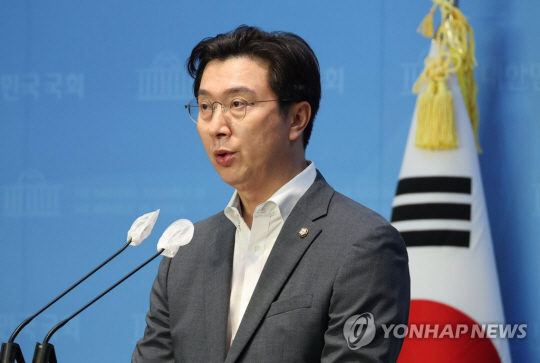 국민의힘 강민국 수석대변인이 지난 6일 서울 여의도 국회 소통관에서 논평을 발표하고 있다.