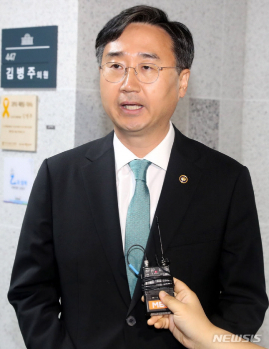 신범철 국방부 차관이 10일 오후 서울 여의도 국회에서 고 채수근 해병대 상병 순직 관련 보고를 위해 국방위원회 야당 간사인 김병주 더불어민주당 의원실로 들어서며 취재진의 질문에 답변하고 있다.뉴시스