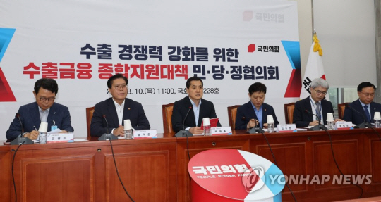 박대출(왼쪽 세번째) 국민의힘 정책위의장이 10일 오전 국회에서 열린 ‘수출 경쟁력 강화를 위한 수출금융 종합지원대책 민당정협의회’에서 발언하고 있다. 왼쪽부터 김광수 은행연합회장, 송석준 국민의힘 정책위원회 부의장, 박 정책위의장, 김주현 금융위원회 위원장, 윤희성 수출입은행장 . 연합뉴스.