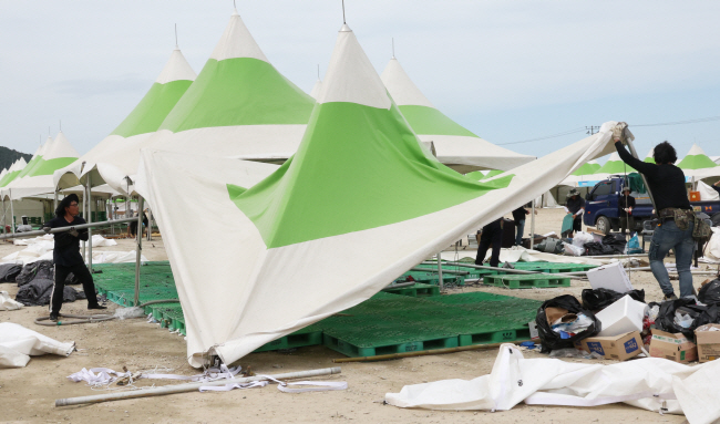 9일 전북 부안군 ‘2023 새만금 세계스카우트 잼버리’ 야영장에 설치돼 있던 대형천막이 철거되고 있다.   연합뉴스