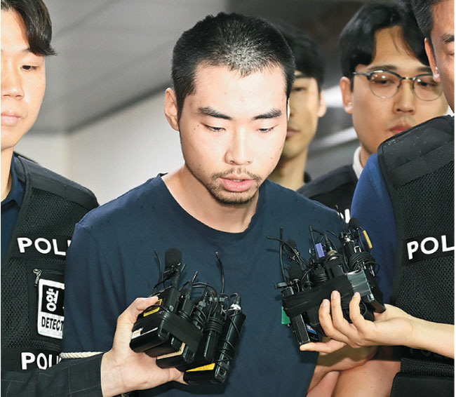 ‘서현역 흉기 난동’ 사건 피의자 최원종이 10일 오전 경기 성남시 수정경찰서에서 검찰로 송치되면서 취재진의 질문에 답변하고 있다.  뉴시스