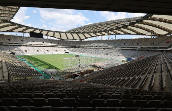 ‘K-팝 슈퍼 라이브 콘서트’ 무대가 설치되고 있는 서울월드컵경기장.   연합뉴스