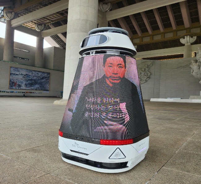 독립기념관이 11일부터 선보이는 인공지능(AI) 미디어로봇에 띄워진 안중근 의사의 영상.