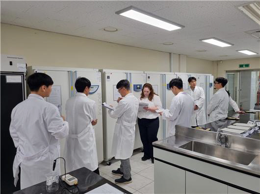 해양수산부 국립수산과학원은 미국 식품의약국(FDA)이 지난 7월 25일부터 8월 2일까지 실시한 수과원 패류위생실험실에 대한 점검 결과, 적합 평가를 받았다고 밝혔다. 해양수산부 국립수산과학원 제공