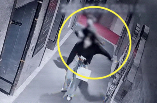 이른바 ‘부산 돌려차기’ 사건 가해자 A씨가 지난해 5월 2일 부산 부산진구 서면의 한 오피스텔 공동현관에서 피해자 B씨를 폭행하는 장면. SBS ‘그것이 알고싶다’ 방송화면 캡처