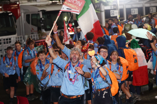 11일 서울 마포구 상암동 서울월드컵경기장에서 열린 새만금 세계스카우트잼버리 폐영식과 K팝 콘서트 관람을 마친 잼버리 참가자들이 버스로 이동하고 있다. 연합뉴스