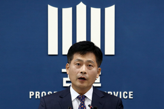 김수민 서울중앙지검 형사3부장이 11일 오전 서울 서초구 서울고검  기자실에서 신림동 흉기 난동 사건 등에 대해 브리핑을 하고 있다. 뉴시스