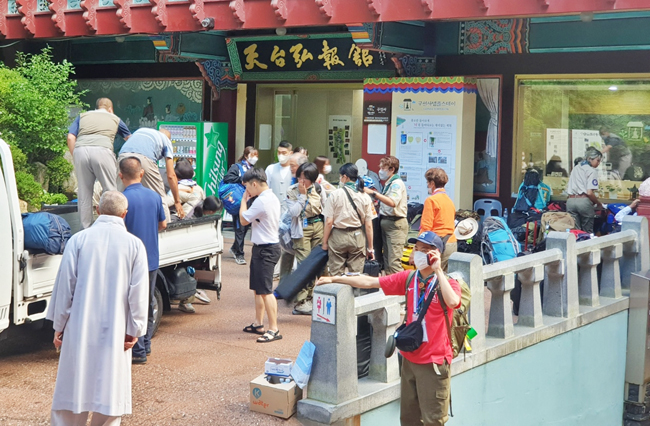 2023 세계스카우트 잼버리 일본 참가자들이 11일 충북 단양군 영춘면 구인사에서 퇴소하기 위해 짐을 옮기고 있다. 뉴시스