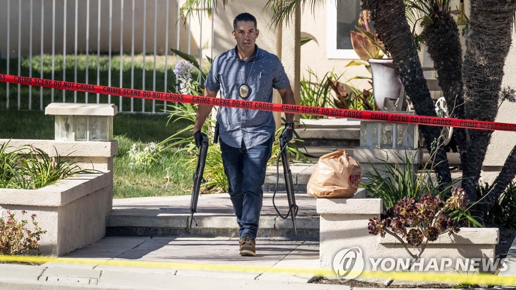 미 캘리포니아주 수사관들이 판사 집에서 대량으로 발견된 총기와 탄약을 압수하는 모습[LA타임스/AP=연합뉴스. 재판매 및 DB 금지]