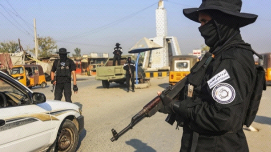 경비서는 탈레반 보안군. AFP 연합뉴스