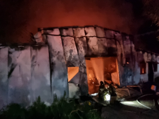 경북 영양 고추건조장 화재 진압 장면. 경북소방본부 제공