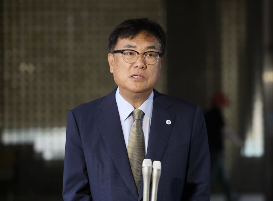 노무현 전 대통령의 명예를 훼손한 혐의로 재판에 넘겨진 국민의힘 정진석 의원이 지난 0일 오후 서울 서초구 서울중앙지방법원에서 열린 1심 선고 공판에서 징역 6개월을 선고받은 뒤 발언하고 있다. 연합뉴스