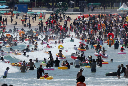 지난  6일 오후 부산 해운대해수욕장이 피서객들로 북적이고 있다. 연합뉴스