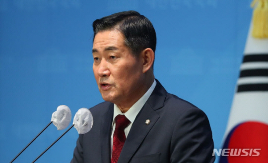 신원식 국민의힘 의원이 지난 7월9일 오후 서울 여의도 국회에서 ‘문재인 정권의 사드 정상화 방해 철저 조사’를 촉구하는 국민의힘 국회 국방위원 합동 기자회견문을 발표하고 있다. 뉴시스